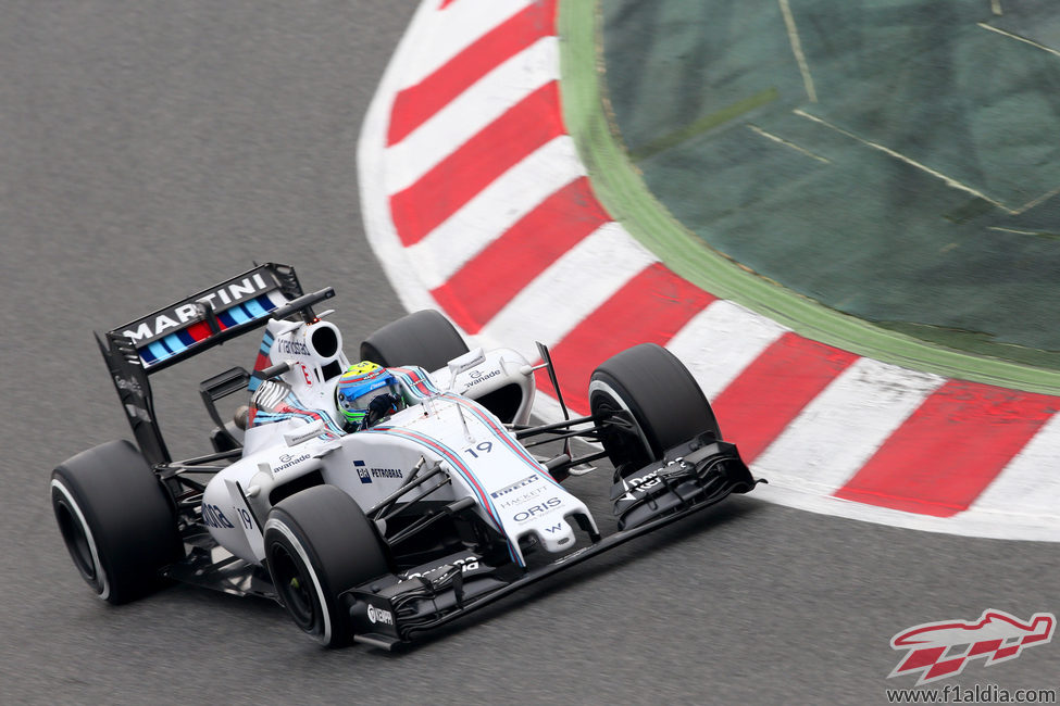 Felipe Massa rueda con los neumáticos medios