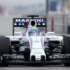 Felipe Massa rueda con los neumáticos blandos en su FW37