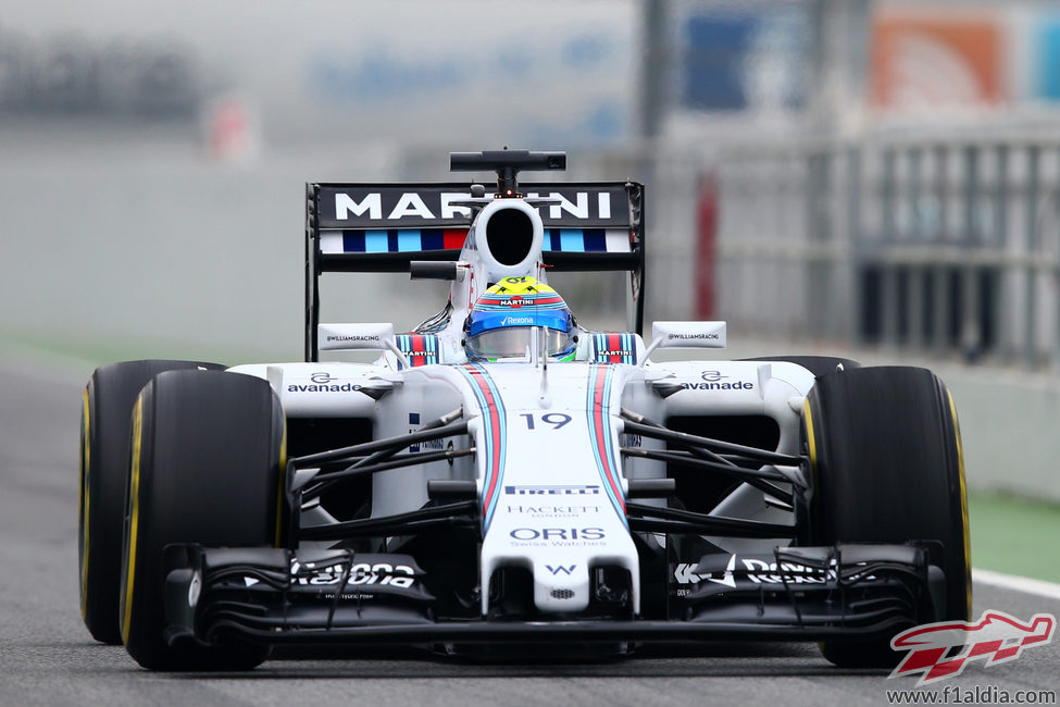 Felipe Massa rueda con los neumáticos blandos en su FW37