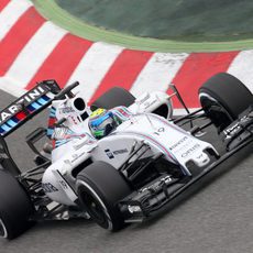 Felipe Massa rueda con el FW37 por el circuito de Montmeló