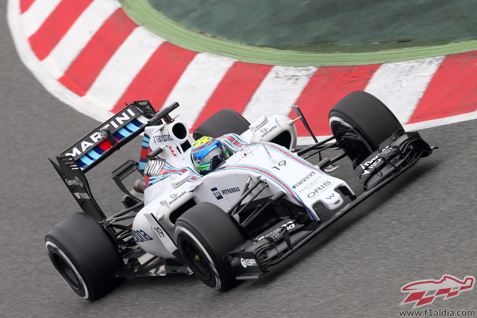 Felipe Massa rueda con el FW37 por el circuito de Montmeló