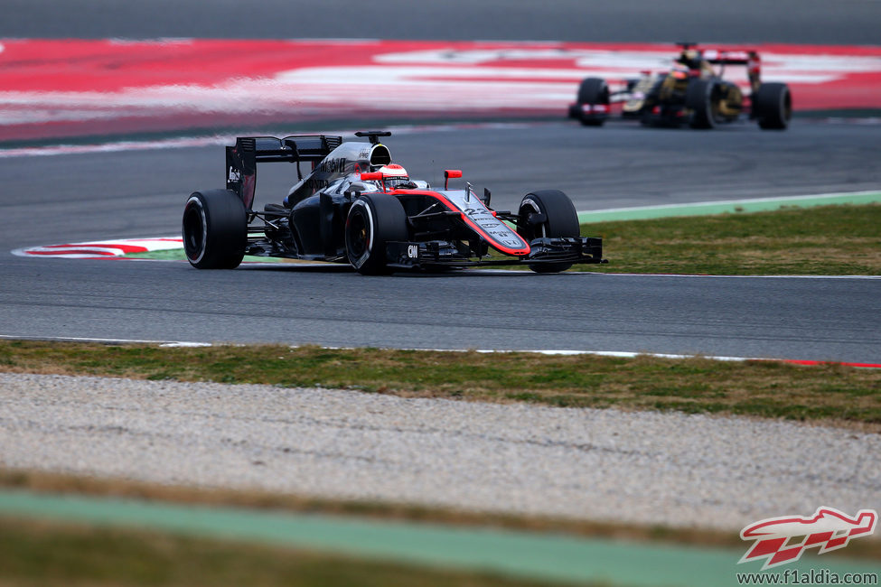 Jenson Button prueba sus tiempos con neumáticos medios