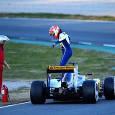 Felipe Nasr detiene su coche en la pista el último día de test