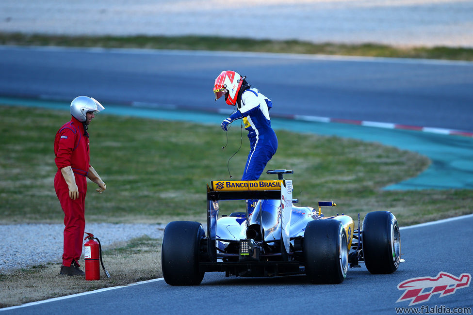 Felipe Nasr detiene su coche en la pista el último día de test