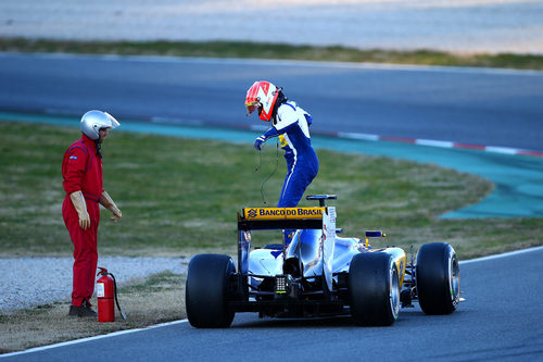 Felipe Nasr detiene su coche en la pista el último día de test