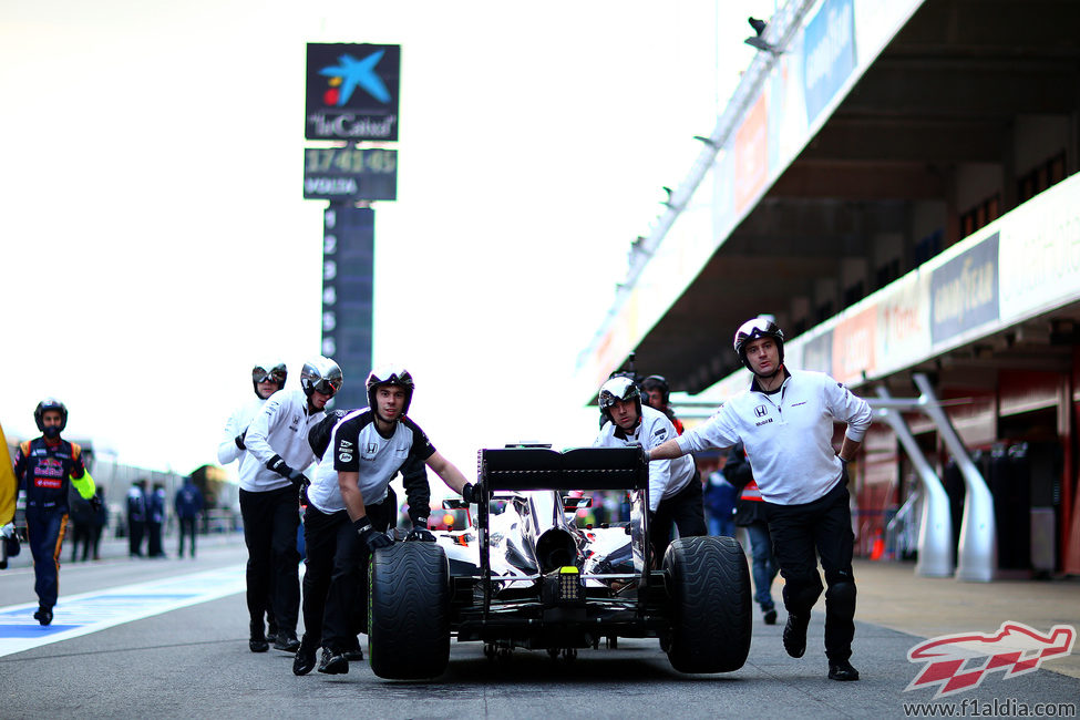 Jenson Button apenas puede rodar con su MP4-30