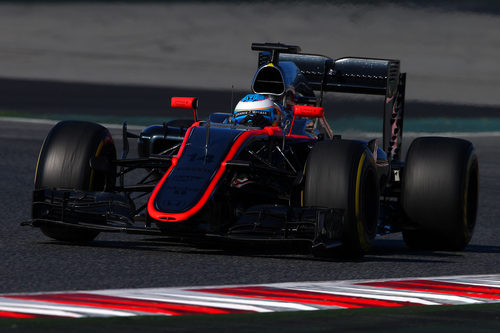 Fernando Alonso rueda con neumáticos blandos