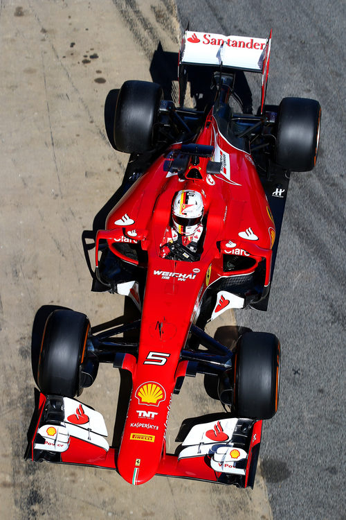 Sebastian Vettel se prepara para entrar al box con su Ferrari