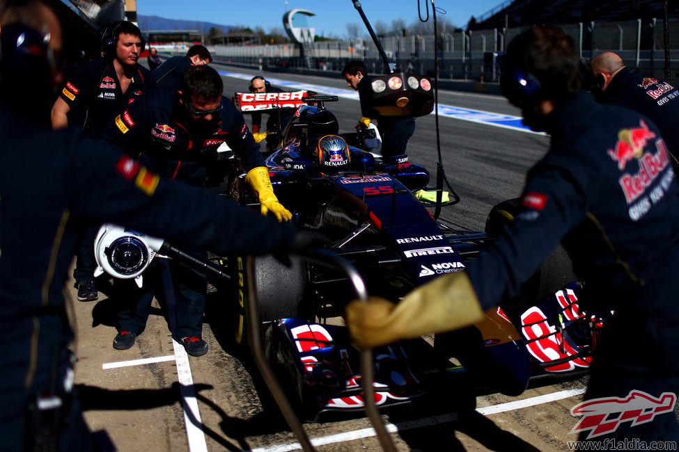 Carlos Sainz se prepara para volver al box de Toro Rosso
