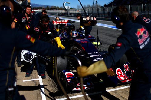 Carlos Sainz se prepara para volver al box de Toro Rosso