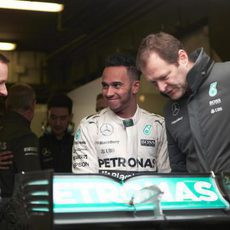 Hemos visto a un Lewis Hamilton sonriente en Montemeló