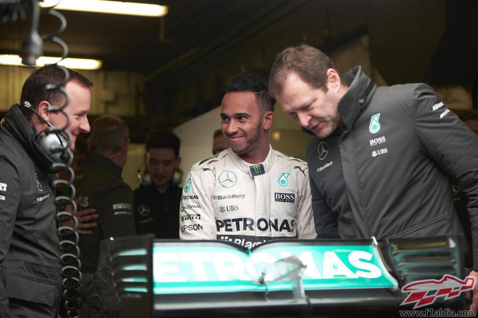 Hemos visto a un Lewis Hamilton sonriente en Montemeló