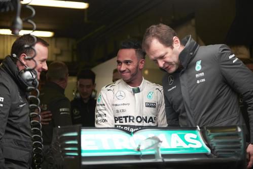 Hemos visto a un Lewis Hamilton sonriente en Montemeló