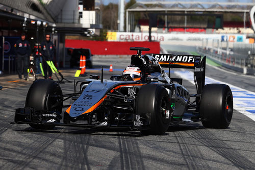 Nico Hülkenberg regresa al garaje tras completar 77 vueltas