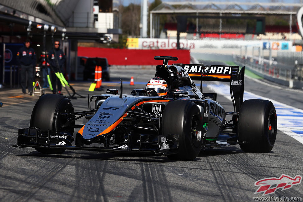 Nico Hülkenberg regresa al garaje tras completar 77 vueltas