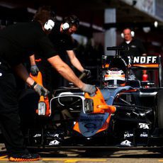 Nico Hülkenberg con sus mecánicos en la calle de boxes