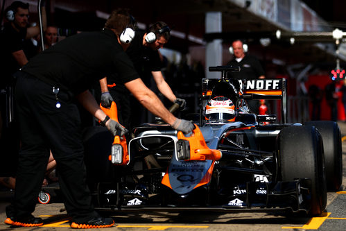 Nico Hülkenberg con sus mecánicos en la calle de boxes