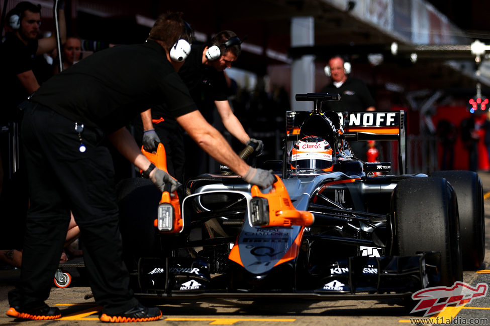 Nico Hülkenberg con sus mecánicos en la calle de boxes