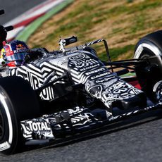 Daniil Kvyat trazando una curva en el Circuit de Catalunya