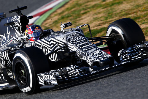 Daniil Kvyat trazando una curva en el Circuit de Catalunya