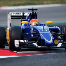 Felipe Nasr subiéndose a los pianos del Circuit de Catalunya