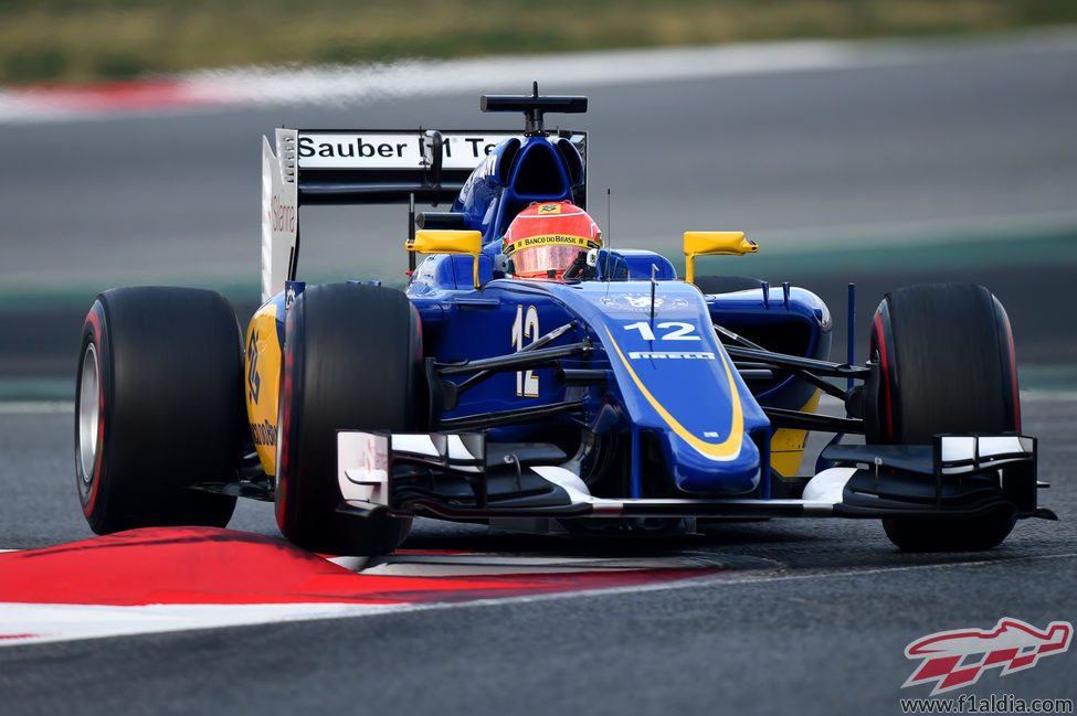 Felipe Nasr subiéndose a los pianos del Circuit de Catalunya