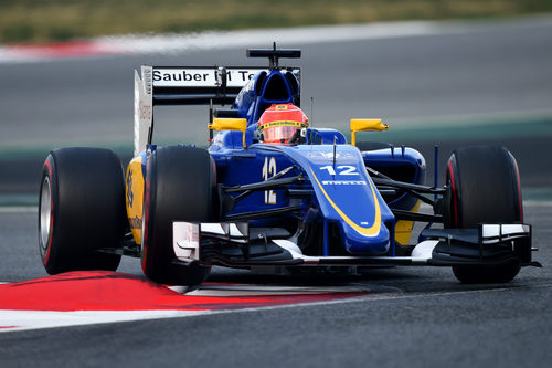 Felipe Nasr subiéndose a los pianos del Circuit de Catalunya