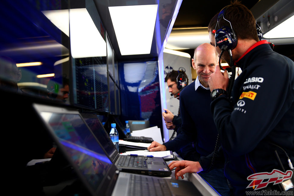 Adrian Newey conversando con el ingeniero de Daniel Ricciardo