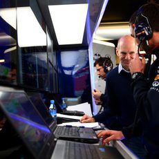 Adrian Newey conversando con el ingeniero de Daniel Ricciardo