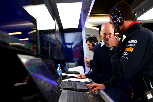 Adrian Newey conversando con el ingeniero de Daniel Ricciardo