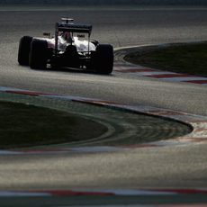 Kimi Räikkönen afronta una de las curvas del trazado del Circuit de Barcelona Catalunya