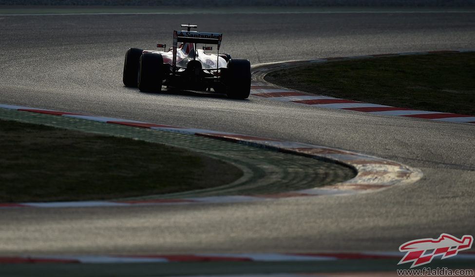 Kimi Räikkönen afronta una de las curvas del trazado del Circuit de Barcelona Catalunya