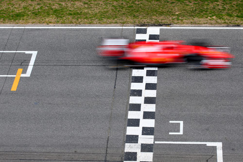 Kimi Räikkönen cruza la línea de meta
