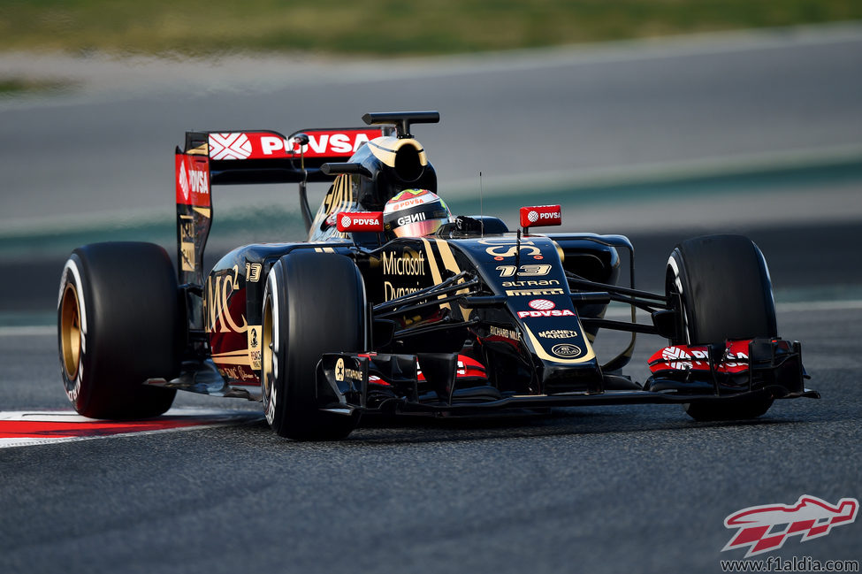 Pastor Maldonado continua trabajando al volante de su Lotus