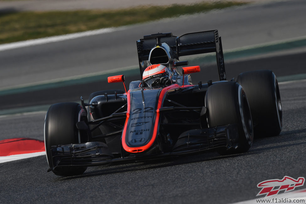Jenson Button rueda con el neumático medio