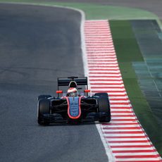 Jenson Button se acerca a los bordillos del trazado