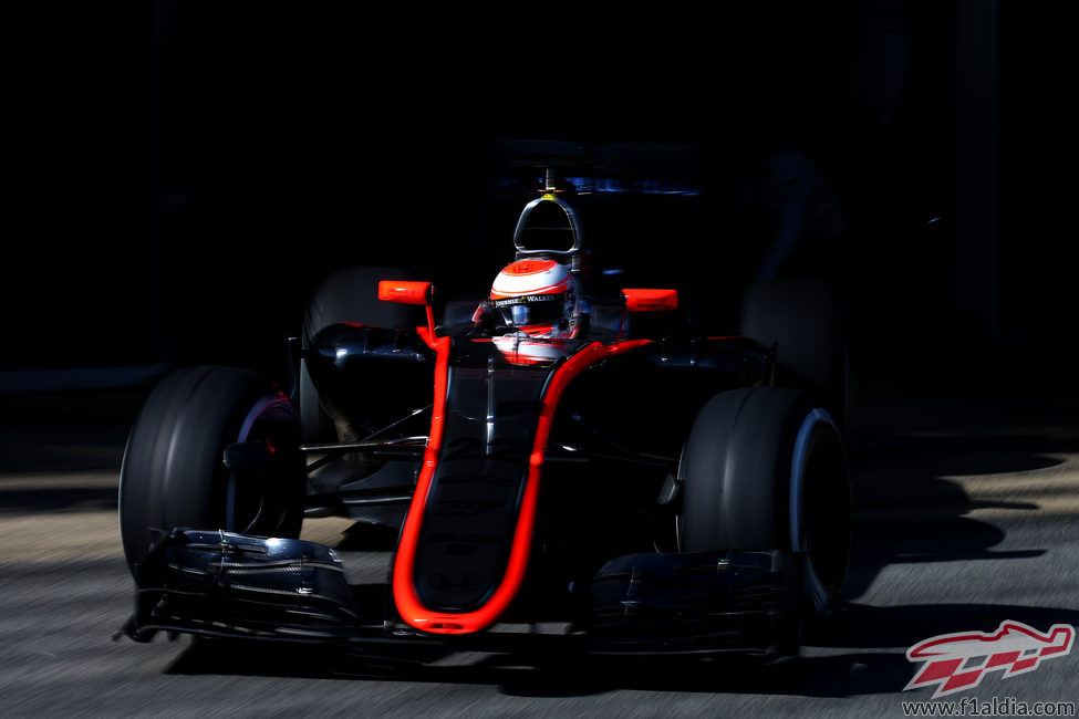 Jenson Button sale del box de McLaren