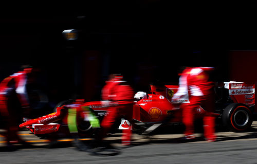 Sebastian Vettel llega por la calle de boxes