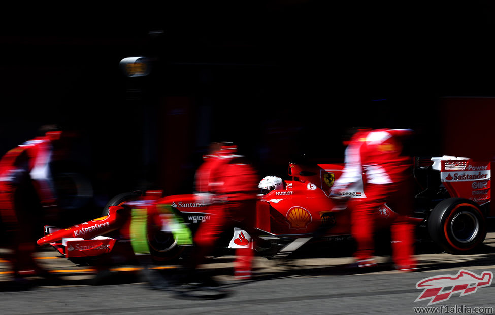 Sebastian Vettel llega por la calle de boxes