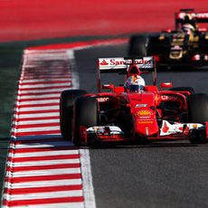 Sebastian Vettel rueda por delante de Maldonado