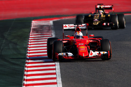 Sebastian Vettel rueda por delante de Maldonado