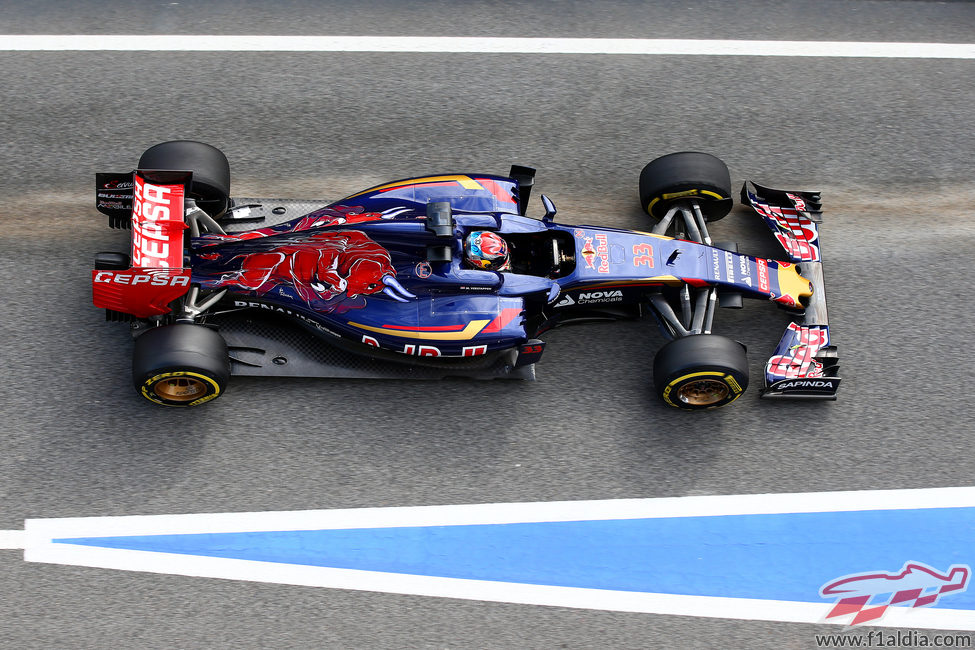 Max Verstappen sufriendo algunos problemas en la última jornada de test