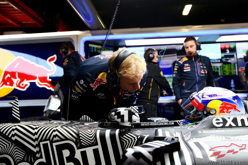Daniel Ricciardo recibe instrucciones de su equipo