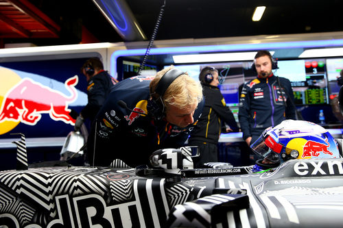 Daniel Ricciardo recibe instrucciones de su equipo