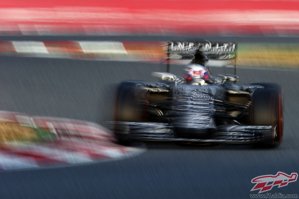 Daniel Ricciardo va a máxima velocidad
