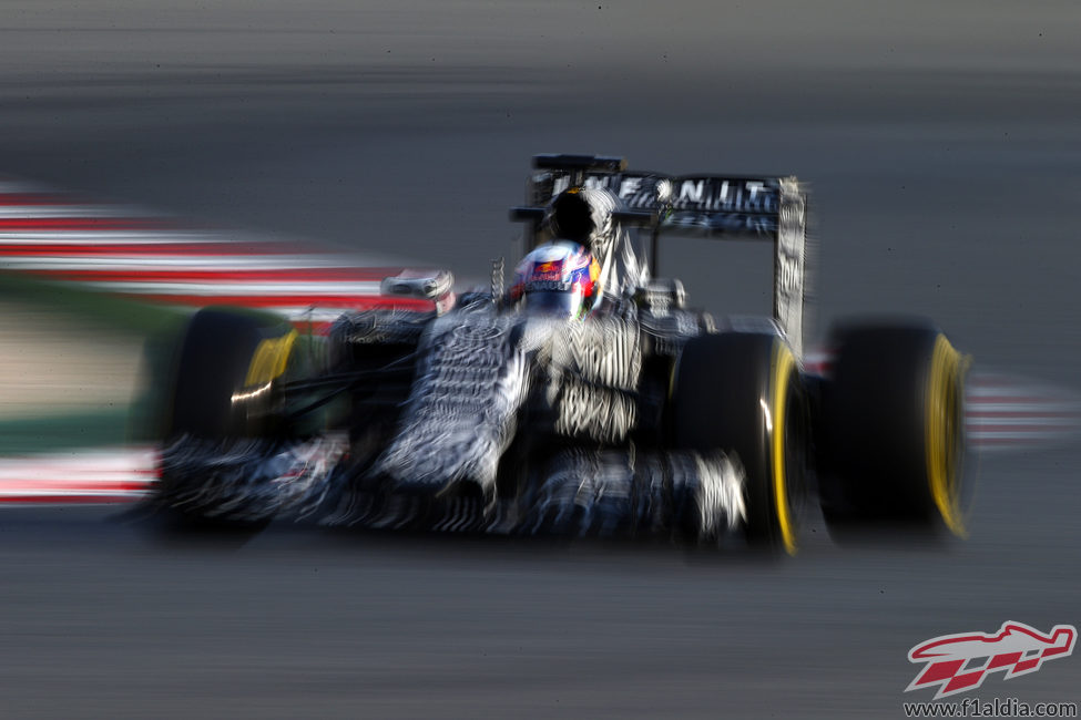Daniel Ricciardo mejora sus tiempos con neumáticos blandos