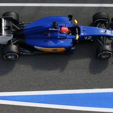 Marcus Ericsson rueda por la calle de boxes