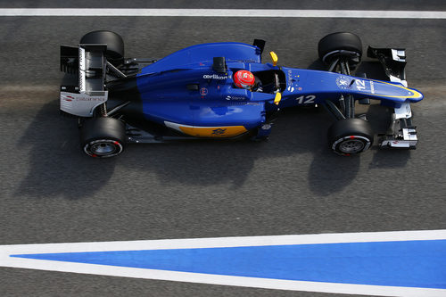 Marcus Ericsson rueda por la calle de boxes