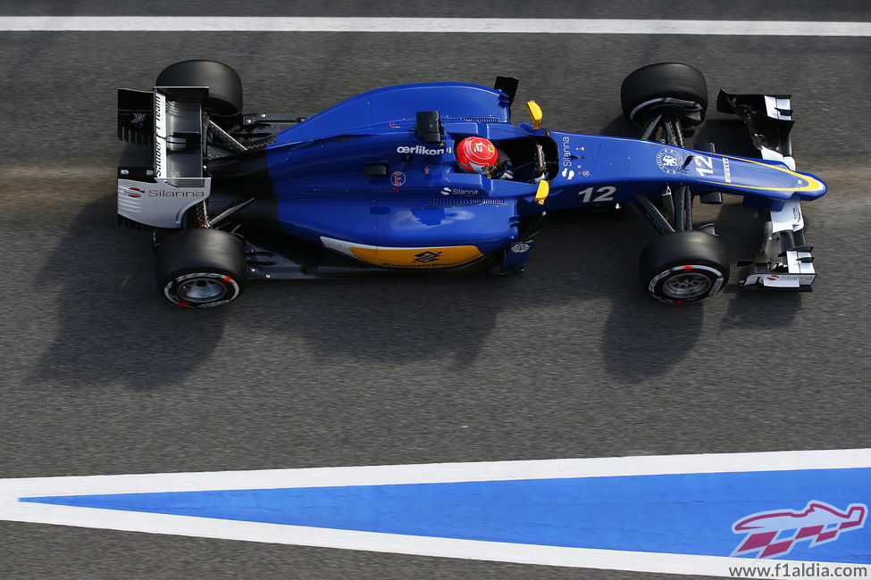 Marcus Ericsson rueda por la calle de boxes