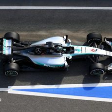 Nico Rosberg rueda por la calle de boxes